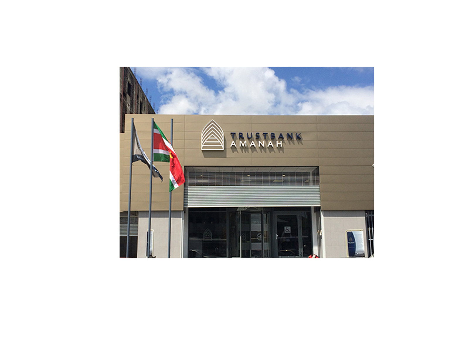 Ingebruikname modern filiaal van Trustbank Amanah in Paramaribo-Centrum.